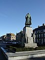 Arrière du socle de la statue de Dixmude avec un esclave libéré, un colon casqué et la mention M'pala 1892.