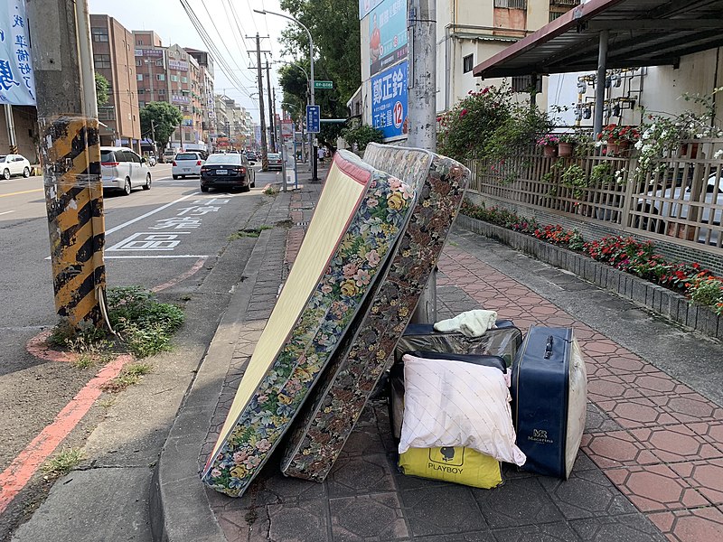 File:Discarded Beddings on Jianxin Rd. in Hsinchu.jpg