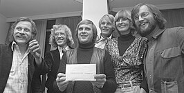 Don Quishocking ontvangt de Louis Davidsprijs (1974); v.l.n.r. Willem Wilmink, Pieter van Empelen, Fred Florusse (met prijs), George Groot, Anke Groot, Jacques Klöters (met baard)