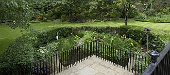 The view of the garden from the balcony Downing Street garden balcony (7176412585).jpg