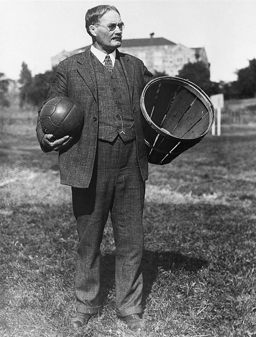James Naismith met een voetbal en een perzikmand