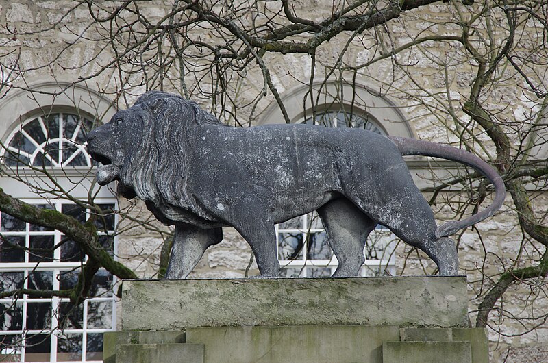 File:Dransfeld Löwe vor Kirche.jpg