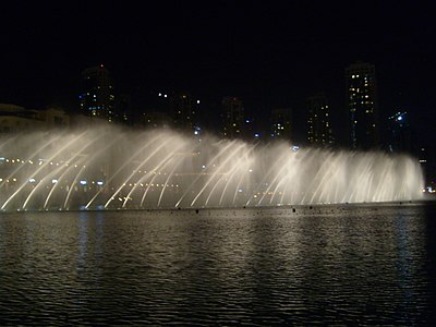 Fontein in Dubai in die Verenigde Arabiese Emirate (2009) kan 150 meter water in die lug skiet, of rekenaargechoreografeerde water aan musiek voorlê