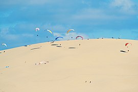 Des parapentistes sur la dune du Pilat.