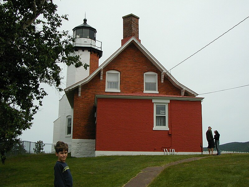 File:Eagle Harbor Light 2003 - back.JPG