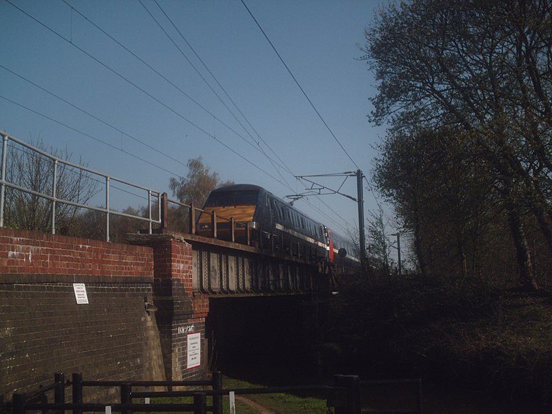 File:East Coast Main Line Bridge over the canal... when a train is coming - panoramio.jpg