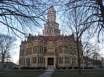 Edgar County Courthouse od jihozápadu za soumraku.jpg