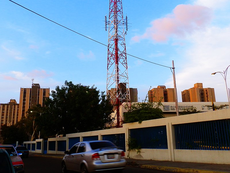 File:Edificios en la calle 70, Maracaibo, Venezuela.jpg