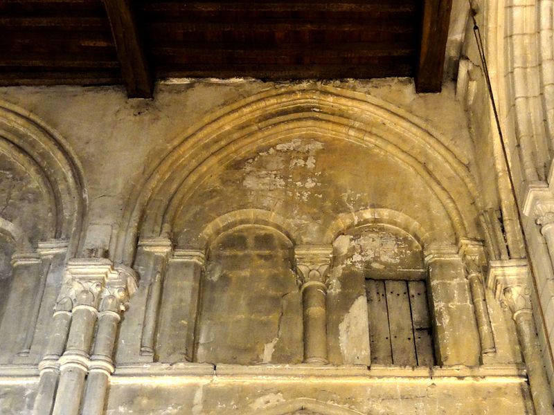 File:Ennery (95), église St-Aubin, nef 1, triforium 4e travée nord.jpg
