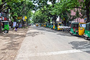 Entrance road at University of Chittagong (02).jpg