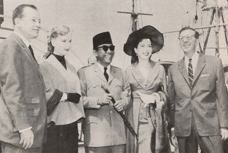 File:Eric Johnston, Ann Francis, Sukarno, Ann Miller, and Dore Schary, Presiden Soekarno di Amerika Serikat, p55.jpg