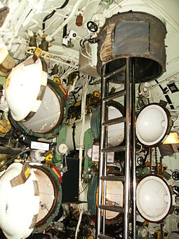 Torpedo room of Espadon Espadon-chambre des torpilles.JPG