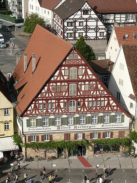 File:Esslingen a.N. - Altstadt - Kielmeyerhaus - Ansicht vom Nordturm St. Dionys.jpg