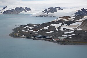 Das Südende der Keller-Halbinsel mit der brasilianischen Estação Antártica Comandante Ferraz, dem Martel Inlet (Vordergrund) und der Einfahrt von der Admiralty Bay in das Mackellar Inlet (Hintergrund)