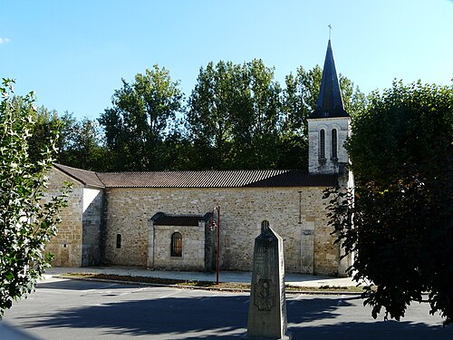 Kriegerdenkmal und Ortskirche von Norden