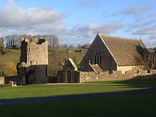 View across the outer court, showing the south-west tower (l) and St Leonard's Chapel (r) Farleigh Hungerford Castle Outer Court.jpg