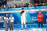 Deutsch: Fechten bei den Olympischen Jugend-Sommerspielen 2018: Tag 1, 7. Oktober 2018, Jungen, Säbel, Siegerehrung - Gold: Krisztián Rabb (HUN), Silber: Hyun Jun (KOR), Bronze: Mazen Elaraby (EGY); Medaillen überreicht durch IOC-Mitglied Britta Heidemann, Maskottchen überreicht durch FIE-Generalsekretär Emmanuel Katsiadakis English: Fencing at the 2018 Summer Youth Olympics at 7 October 2018 – Boys' sabre Medal ceremony – Gold: Krisztián Rabb (HUN), Silver: Hyun Jun (KOR), Bronze: Mazen Elaraby (EGY); Medal presenter: IOC member Britta Heidemann, Mascot presenter: FIE Secretary General Emmanuel Katsiadakis