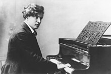 Busoni at the piano, from a postcard produced c. 1895-1900 Ferruccio Busoni, ca 1895.jpg