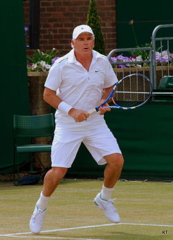 Paul McNamee v soutěži legend na Wimbledonu 2011