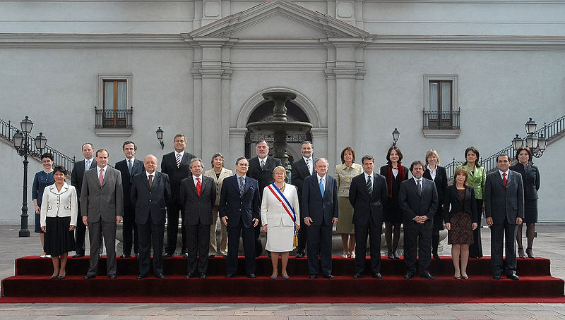 File:Fotografía oficial de fiestas patrias.Patio de los Naranjos,Palacio de la Moneda..jpg