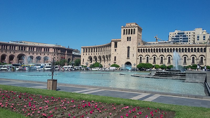 File:Fountains at the Republic Square, Yerevan 21.jpg