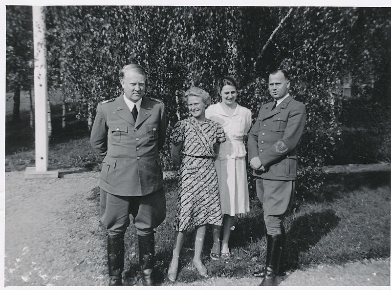 File:Fra venstre- Vidkun Quisling, fru Fuglesang, ukjent kvinne, Rolf Jørgen Fuglesang. (8615478575).jpg