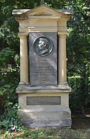 Frankfurt, main cemetery, grave B 82 Schrader.JPG