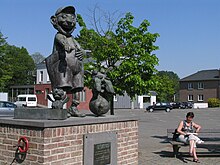 Urbanus statue in Tollembeek Galmaarden - Tollembeek - Urbanus - Ontwerp van Urbanus met technische medewerking van Beeldhouwer Koenraad TINEL.jpg