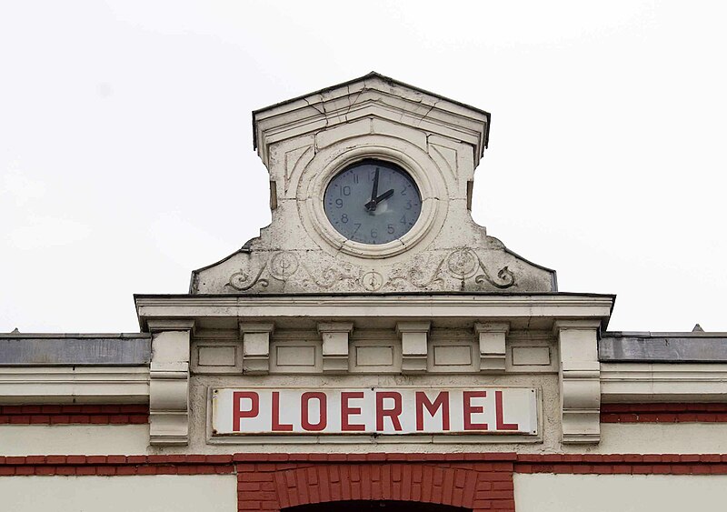 File:Gare-Ploermel-horloge.jpg