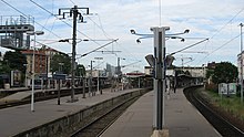 Vue des quais et des voies de la gare de Bécon-les-Bruyères.