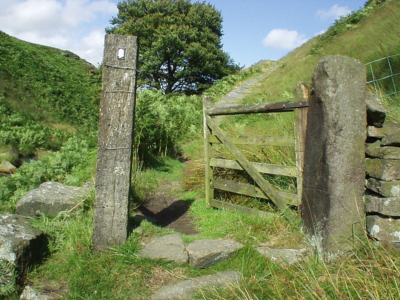 File:Gate on Pennine Way above Graining Water - geograph.org.uk - 271203.jpg