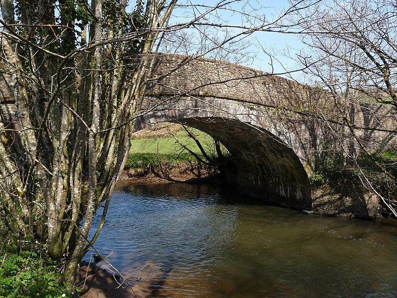 File:Gidcott Mill Bridge as seen from downstream - geograph.org.uk - 1821261.jpg