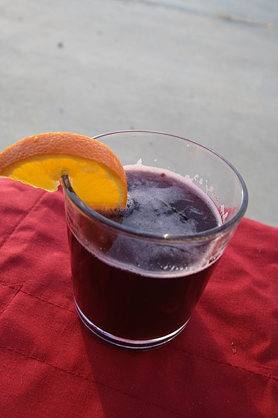 File:Glühwein (hot mulled wine) in a glass with an orange slice 29.jpg
