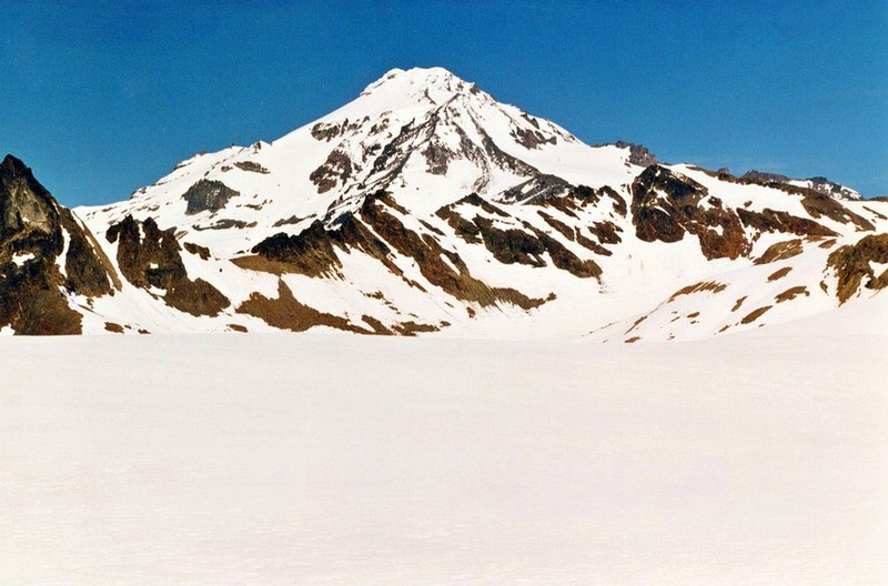 File:Glacier Peak seen from White Chuck Glacier.jpg