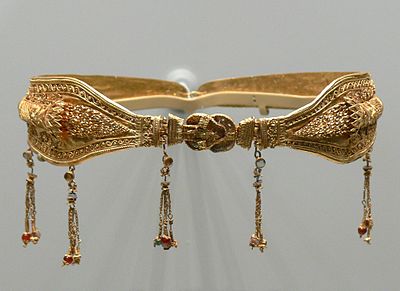 Gold diadem. Greek, probably made in Alexandria, Egypt, and belonging to a noblewoman of the Ptolemaic dynasty (220–100 BC): the clasp is shaped as a Herakles knot