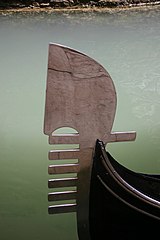 File:Gondola ferro di prua.jpg - Wikipedia