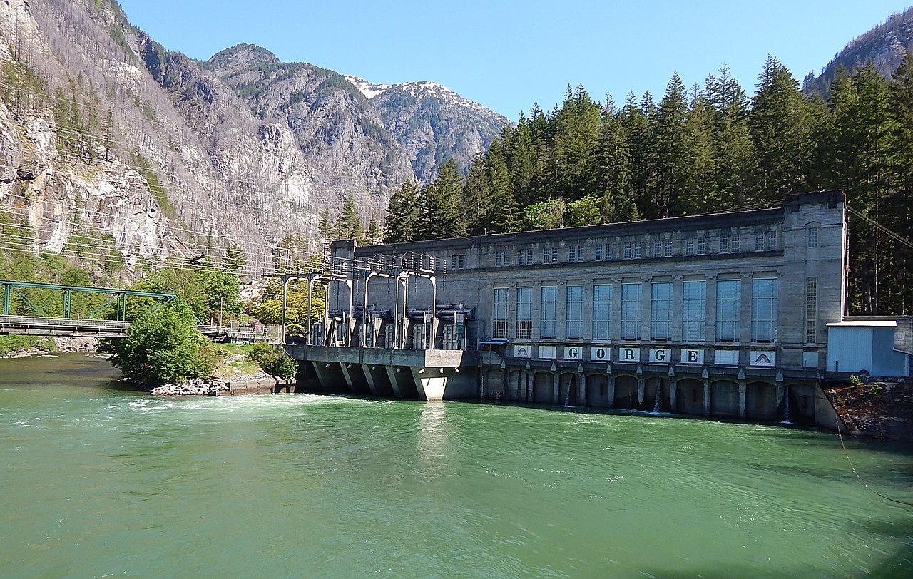 Гидроэлектростанция на реке