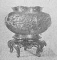 1899年5月9日に明治天皇から下賜された白銀花瓶（菊花御紋付銀製花盛器）