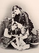 Su esposa Isidora con sus hijas Adriana y Loreto
