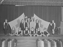 1943 presentation Group. Mrs. Mappin, Directing Roslyn School BAnQ P48S1P09382.jpg