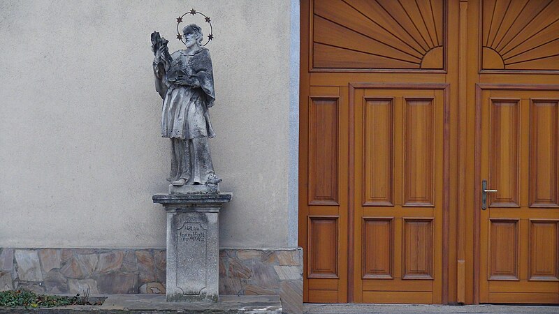 File:GuentherZ 2012-11-17 00083 Langenlebarn TullnerStrasse123 Statue Johannes Nepomuk.jpg