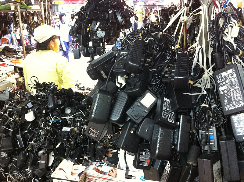 File:HK SSP 深水埗 Sham Shui Po 桂林街 Kweilin Street 鴨寮街 Apliu Street Nov-2013 Second hand market power re-chargers 03.JPG