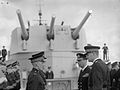 VI. György király szemléje az HMS Belfast tengerészgyalogosai fölött, a cirkáló hátsó lövegtornyai előtt.