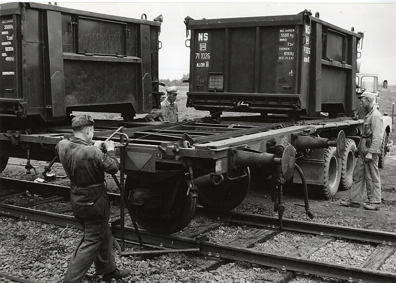 File:HUA-169876-Afbeelding van het overzetten van autolaadkisten van de N.S. van goederenwagens naar vrachtauto's te Baflo.jpg