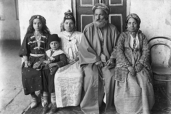 Irakinjuutalainen perhe kuvattuna vuonna 1910.