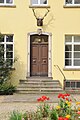 Herrenhaus; Haustüre mit Wappen im Türsturz, Ostseite (2009)