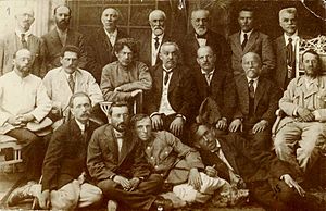 חבורת סופרים עברים לפני צאתם מרוסיה, בראשם ח"נ ביאליק, 1921. מרבית המצולמים היו חברים בוועד הוצאת דביר בעת הקמתה
