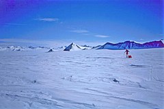 Dat Horseshoe Valley mit Lippert Peak in de Bildmidd un de Enterprise Hills in’n Achtergrund