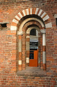 Fenêtre romane subsistante de l'ancienne abside.