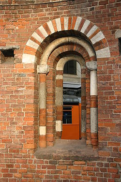 The surviving window of the apse. IMG 5222 - Milano - P.zza Missori - S. Giovanni in Conca - Monofora - Foto Giovanni Dall'Orto - 17-Feb-2007.jpg